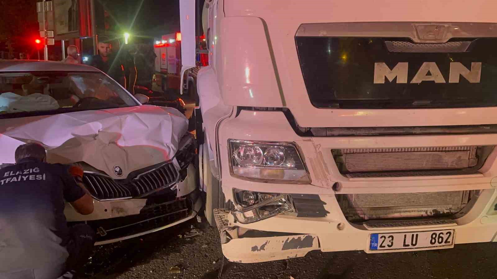 Elazığ’da tankerle iki otomobil çarpıştı: 2 yaralı
