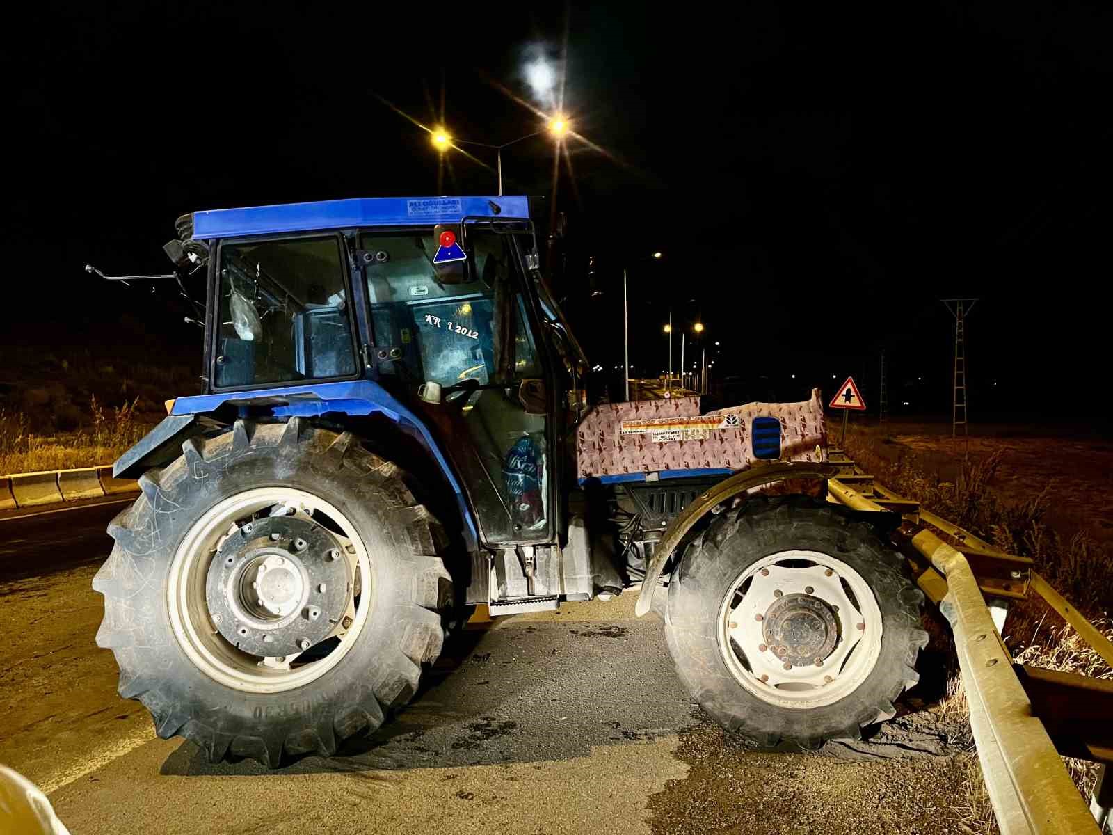 Ağrı’da otomobil ile traktör çarpıştı: 7 yaralı
