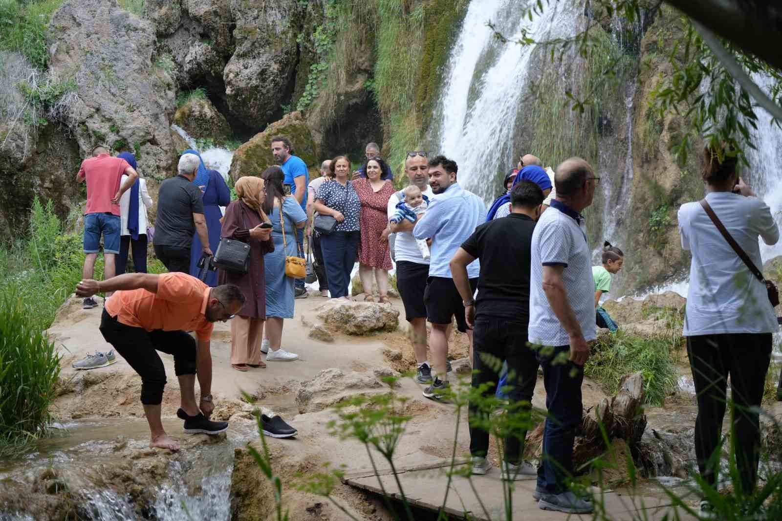 Sıcaktan bunalanlar Girlevik Şelalesi’nde serinliyor
