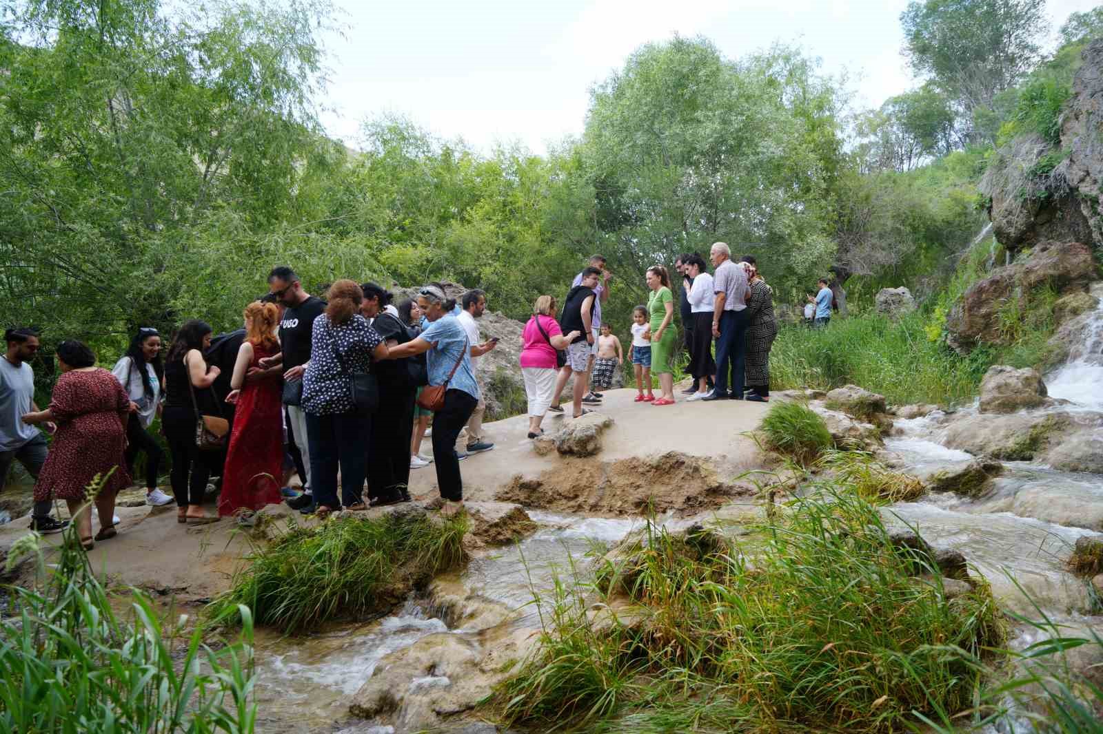 Sıcaktan bunalanlar Girlevik Şelalesi’nde serinliyor
