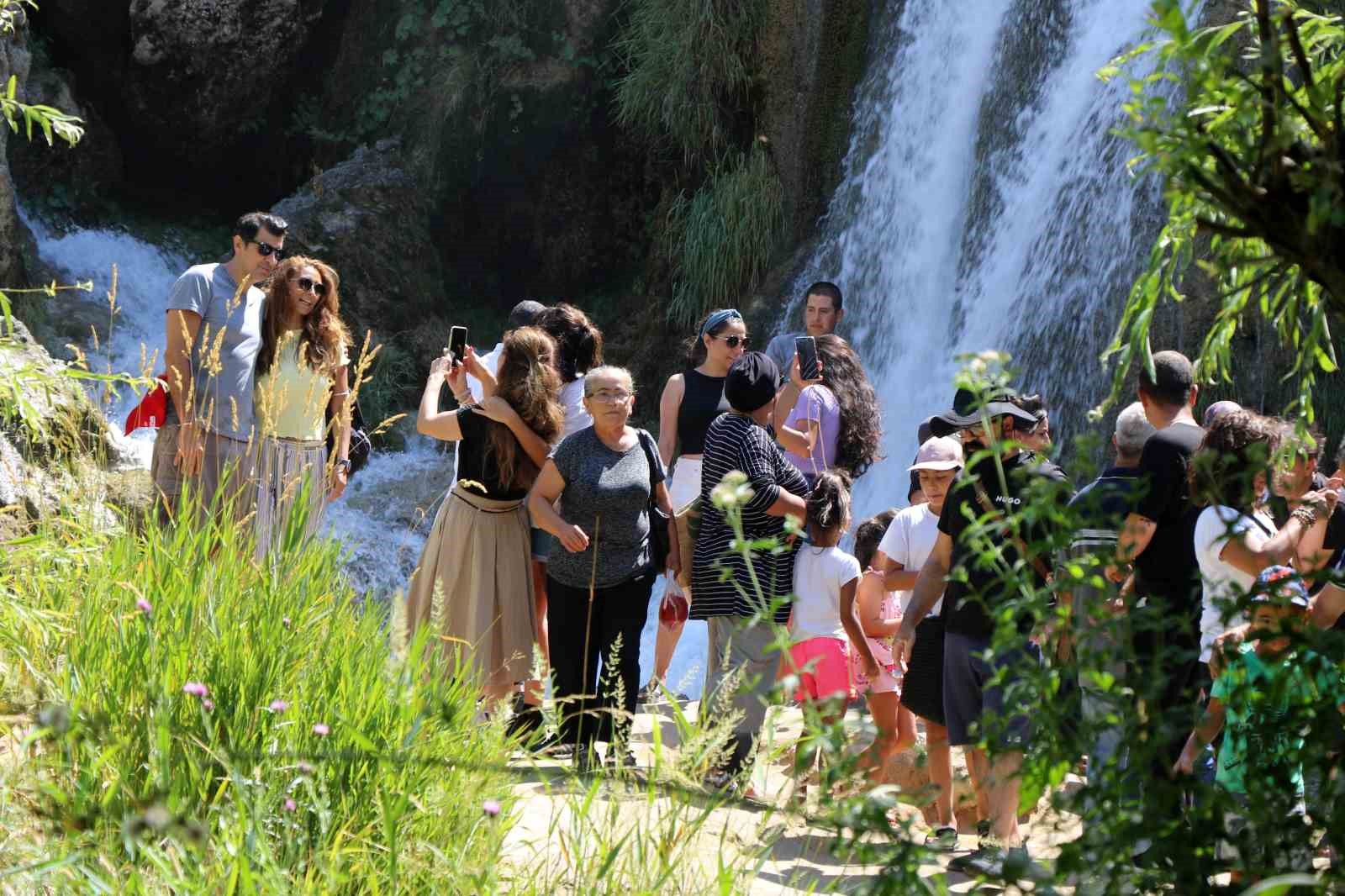 Sıcaktan bunalanlar Girlevik Şelalesi’nde serinliyor
