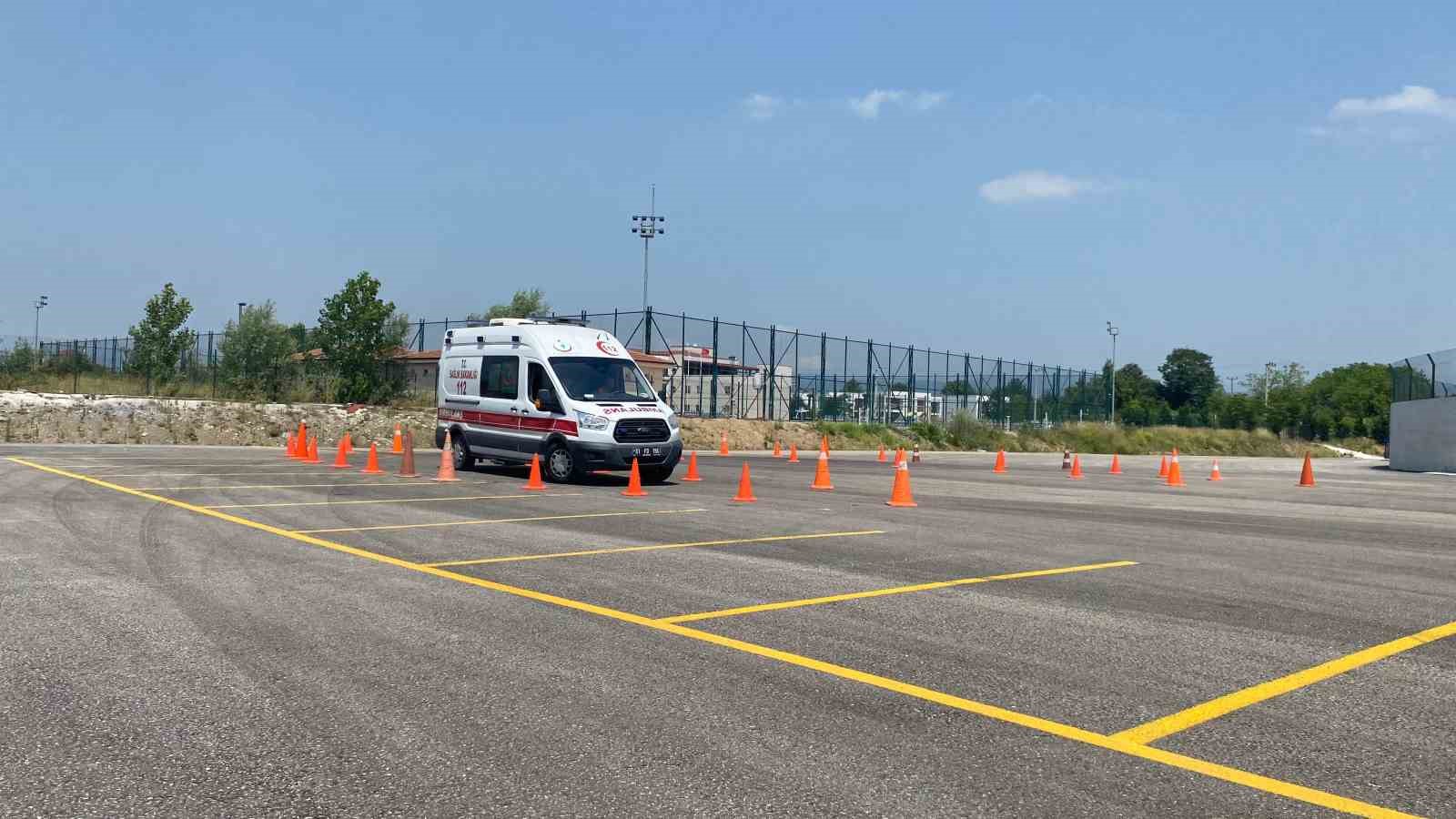 Ambulans sürüş eğitimi verildi
