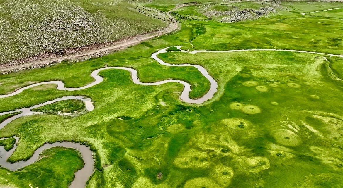 Ağrı’nın volkanik platolarındaki menderesler dronla görüntülendi
