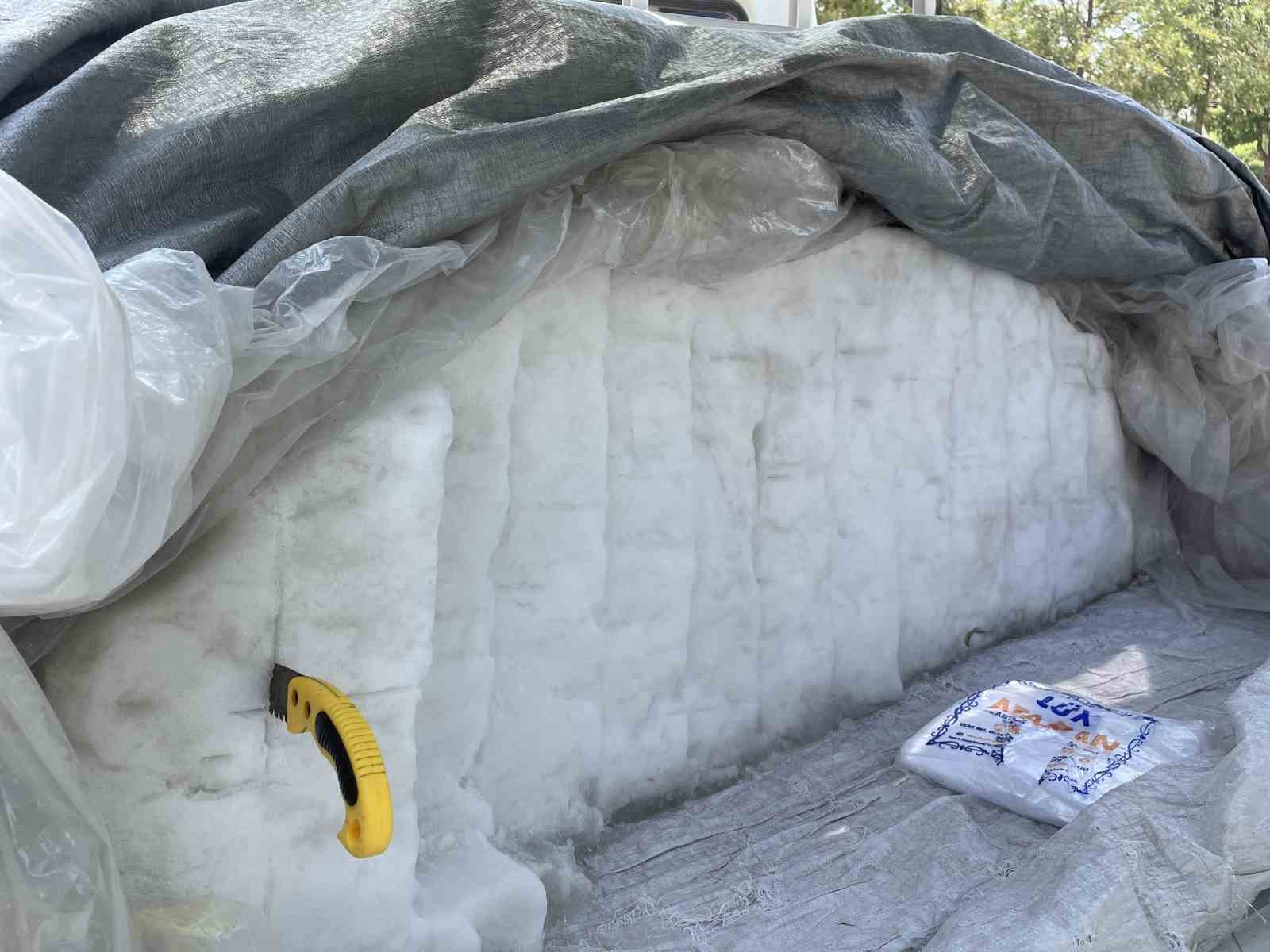 Adana’da sıcakta vatandaşlar karla serinliyor
