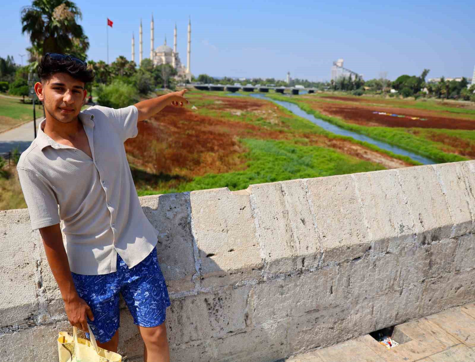 Seyhan Nehri’ni kaplayan yosunlar insan boyunu geçti, kötü koku kenti kapladı
