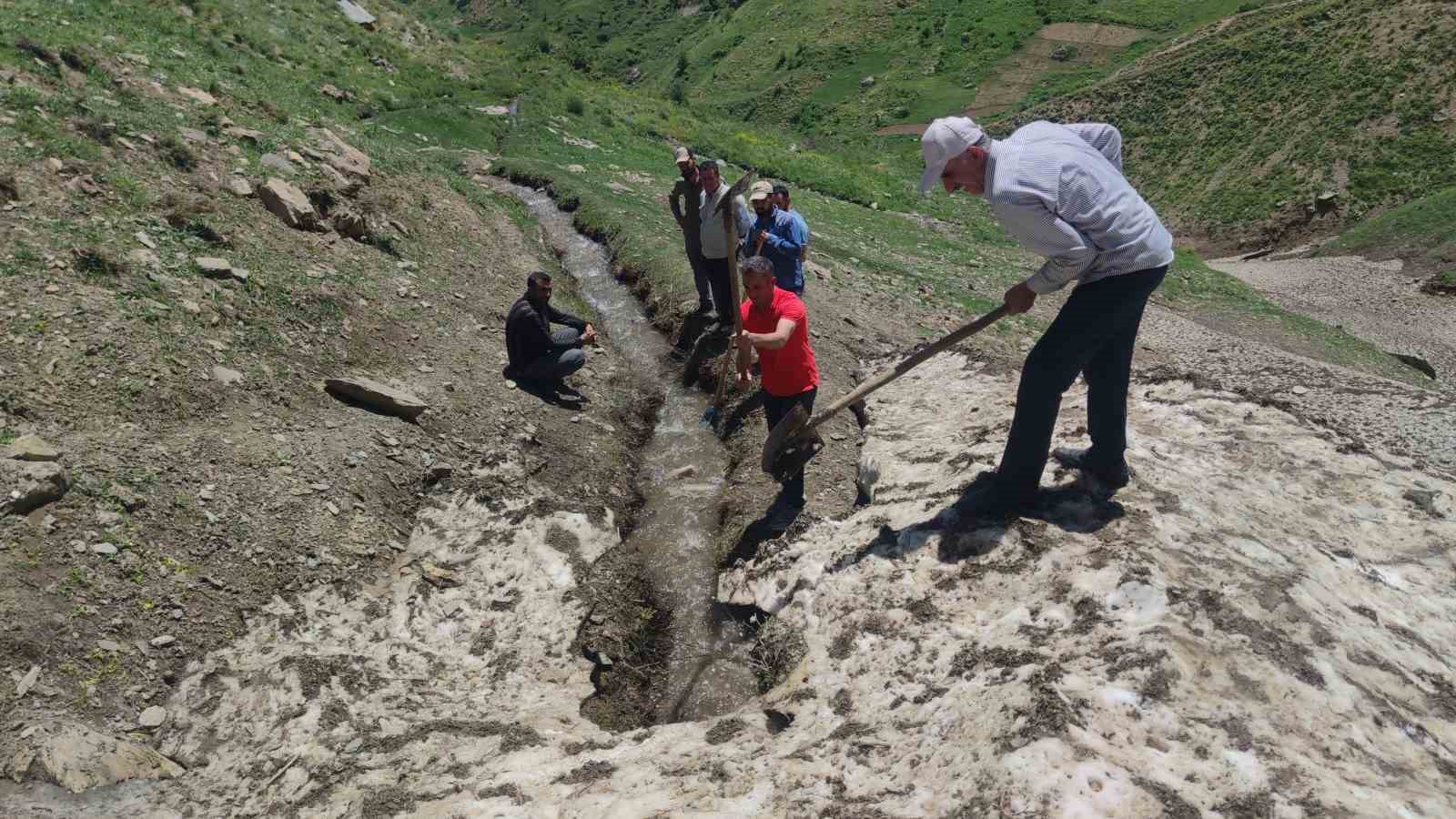 Mahalleli kışın çığın tahrip ettiği sulama kanalı için seferber oldu
