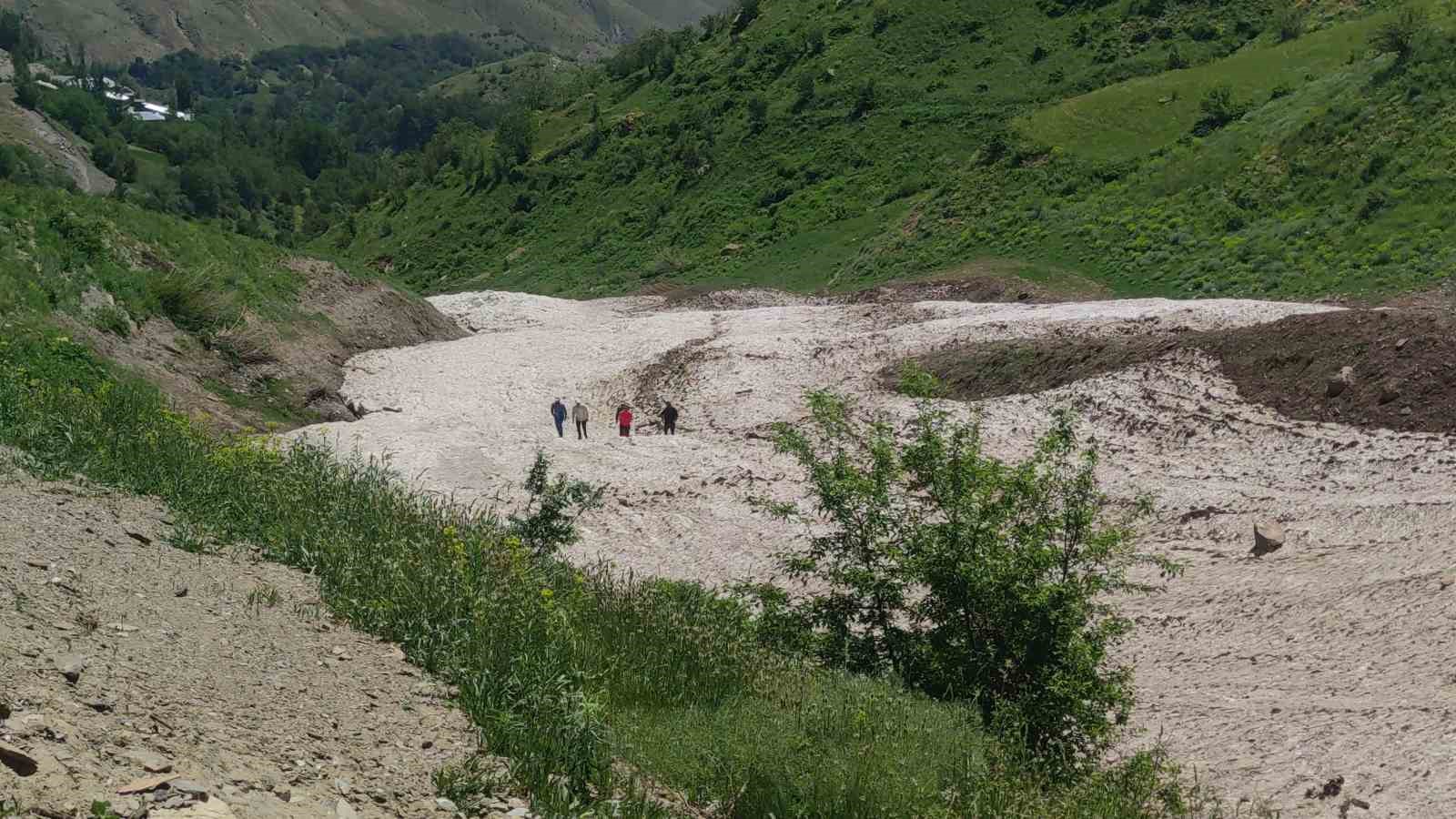 Mahalleli kışın çığın tahrip ettiği sulama kanalı için seferber oldu
