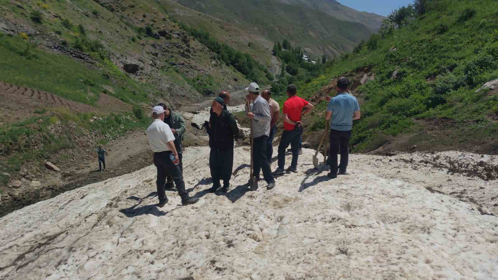 Mahalleli kışın çığın tahrip ettiği sulama kanalı için seferber oldu
