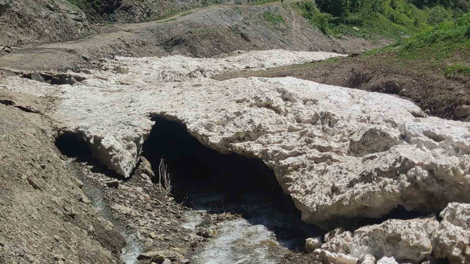 Mahalleli kışın çığın tahrip ettiği sulama kanalı için seferber oldu
