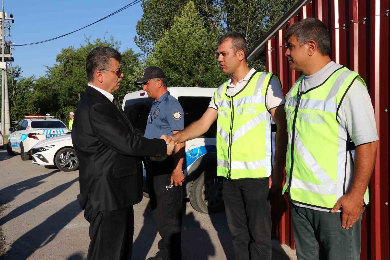 İl Emniyet Müdürü Ağırlar görevli personel ve vatandaşların bayramını kutladı
