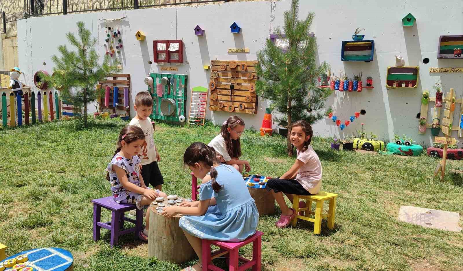 Kahramanmaraş’ta dönüştürülebilir malzemelerden açık hava sınıfı oluşturuldu
