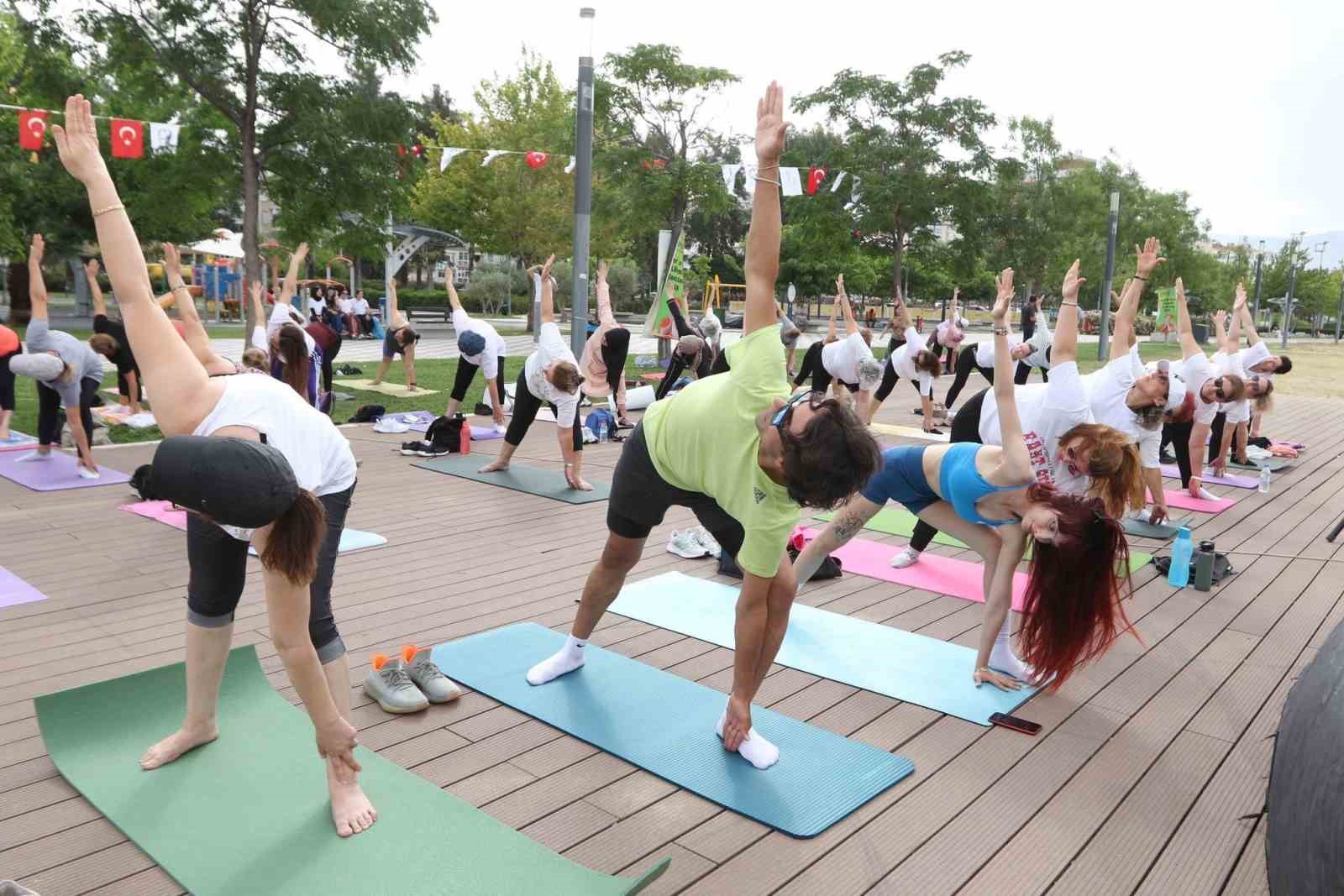 Yoga tutkunları Bayraklı’da buluştu
