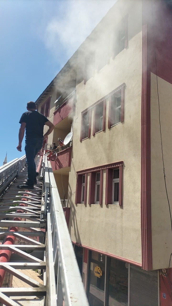 Ağrı’da iki mahallede yangın korkusu yaşandı
