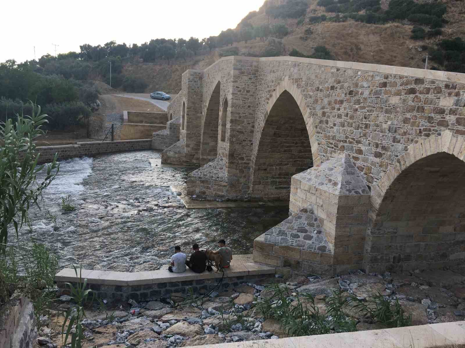 Restorasyonu tamamlanan tarihi köprü suya kavuştu
