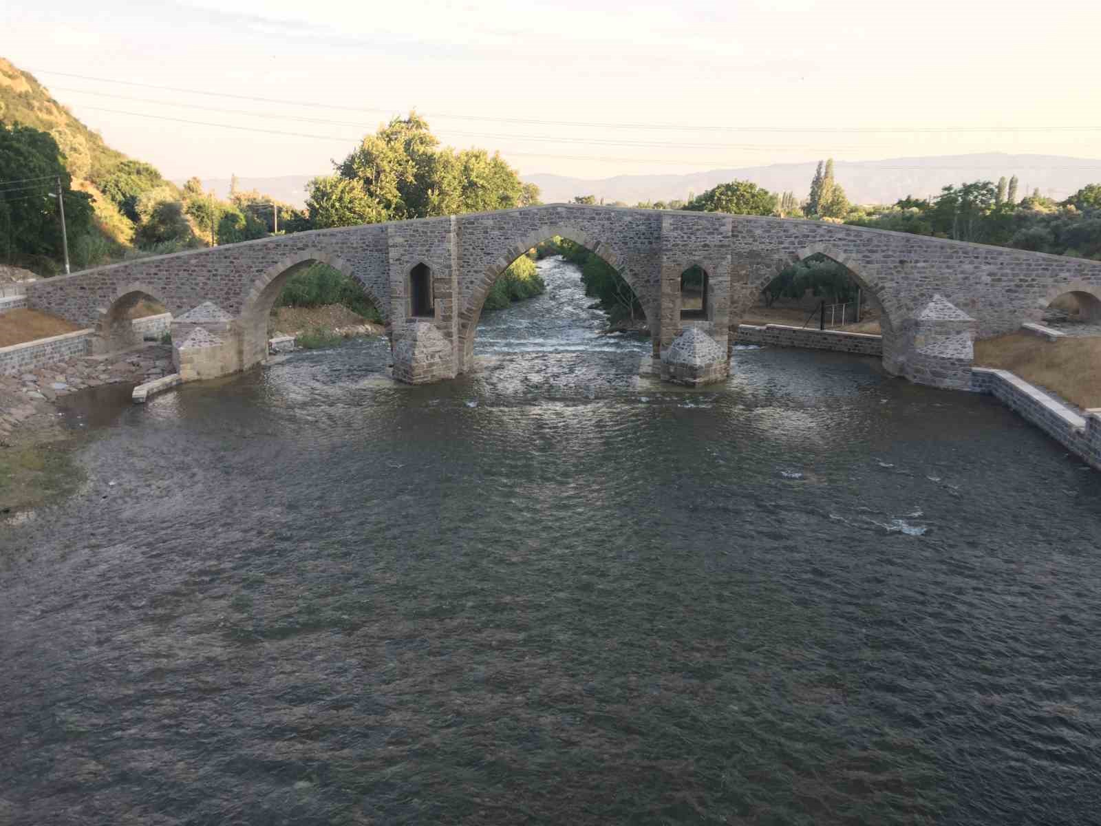 Restorasyonu tamamlanan tarihi köprü suya kavuştu
