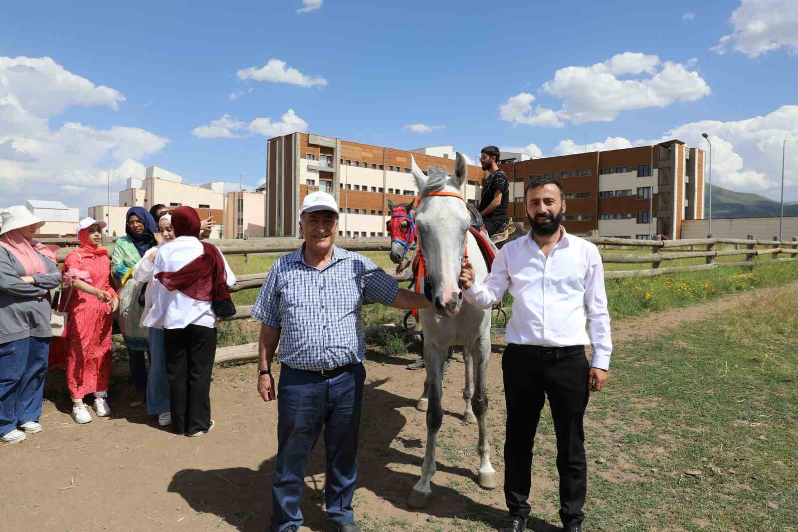 Öğrenciler, binicilik deneyimini manej alanında yaşadı
