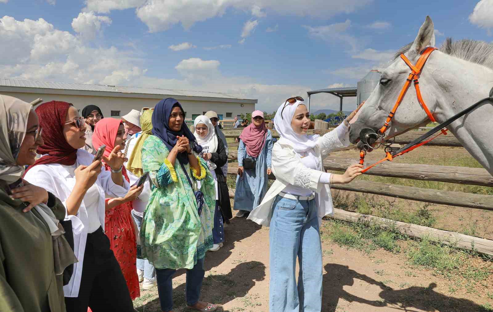 Öğrenciler, binicilik deneyimini manej alanında yaşadı
