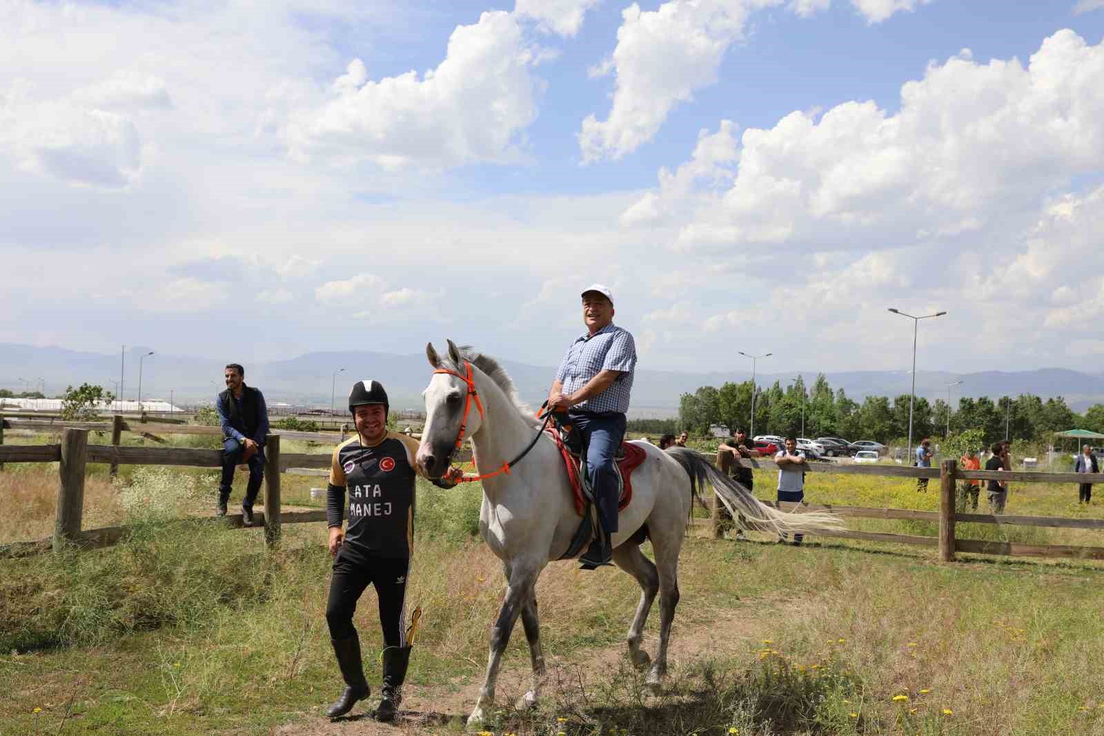 Öğrenciler, binicilik deneyimini manej alanında yaşadı
