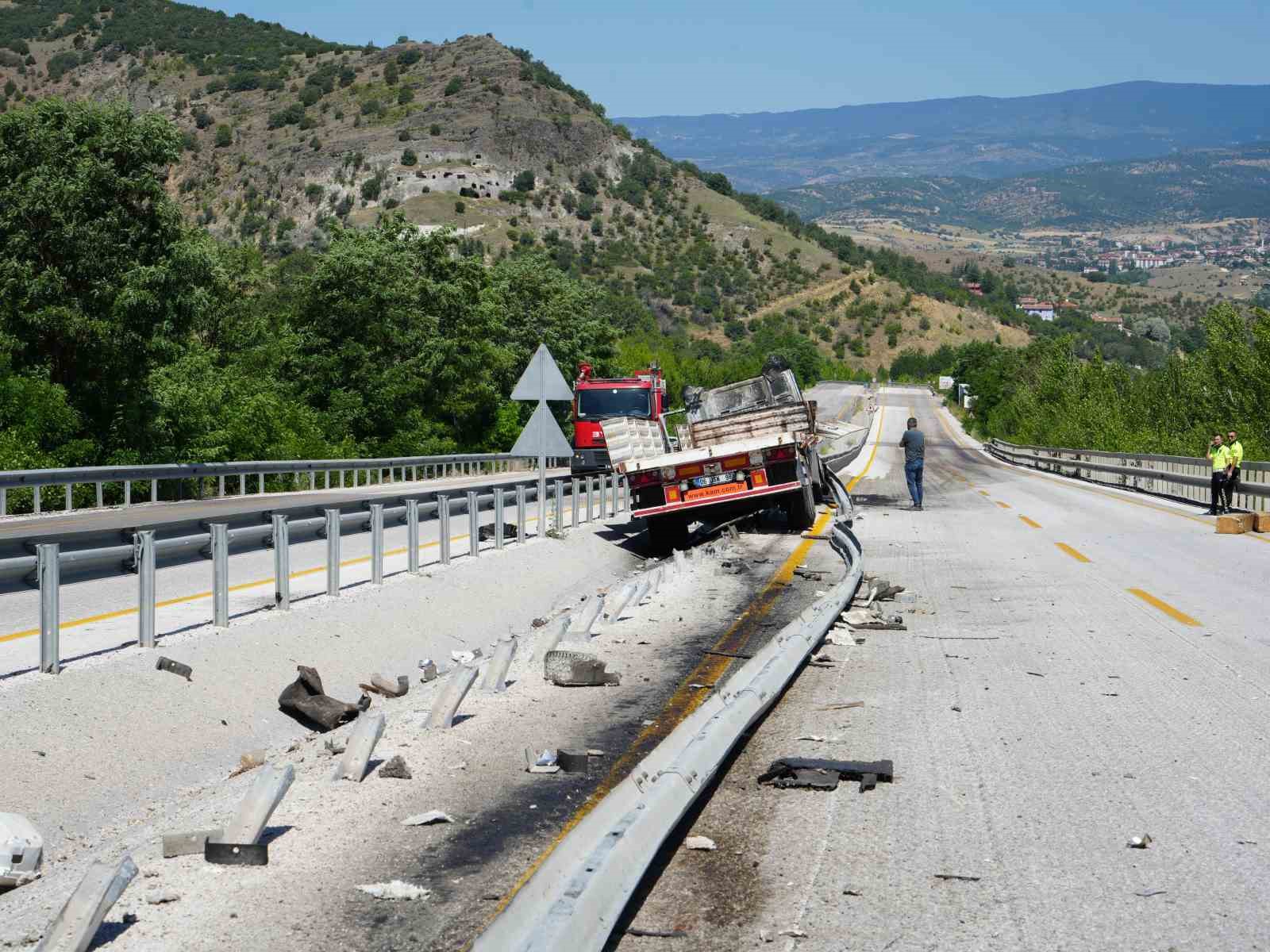 Freni boşalan tır dehşet saçtı: 1 ölü, 1 yaralı
