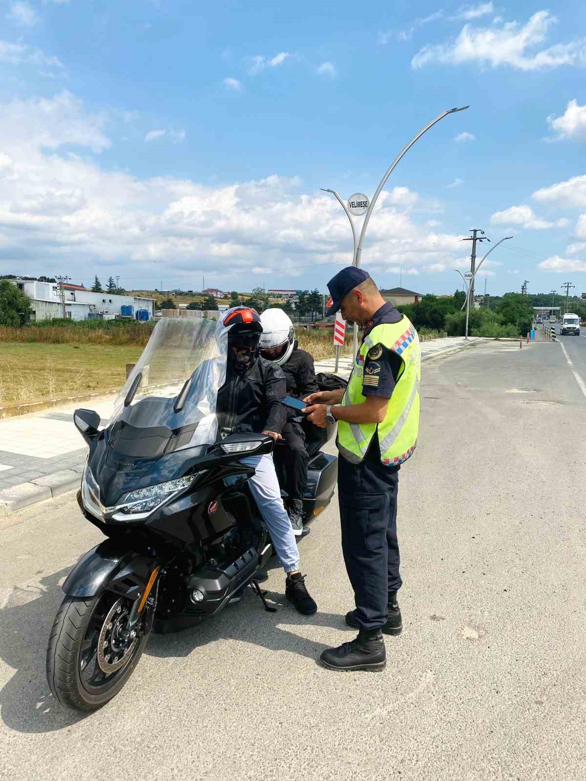 Tekirdağ’da emniyet şeridini ihlal eden 9 kişiye 65 bin lira ceza
