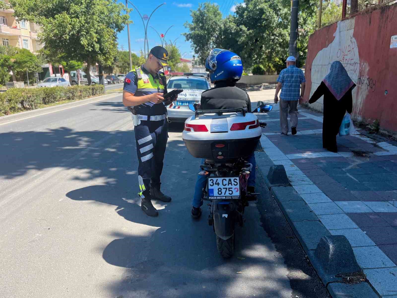 Tekirdağ’da emniyet şeridini ihlal eden 9 kişiye 65 bin lira ceza
