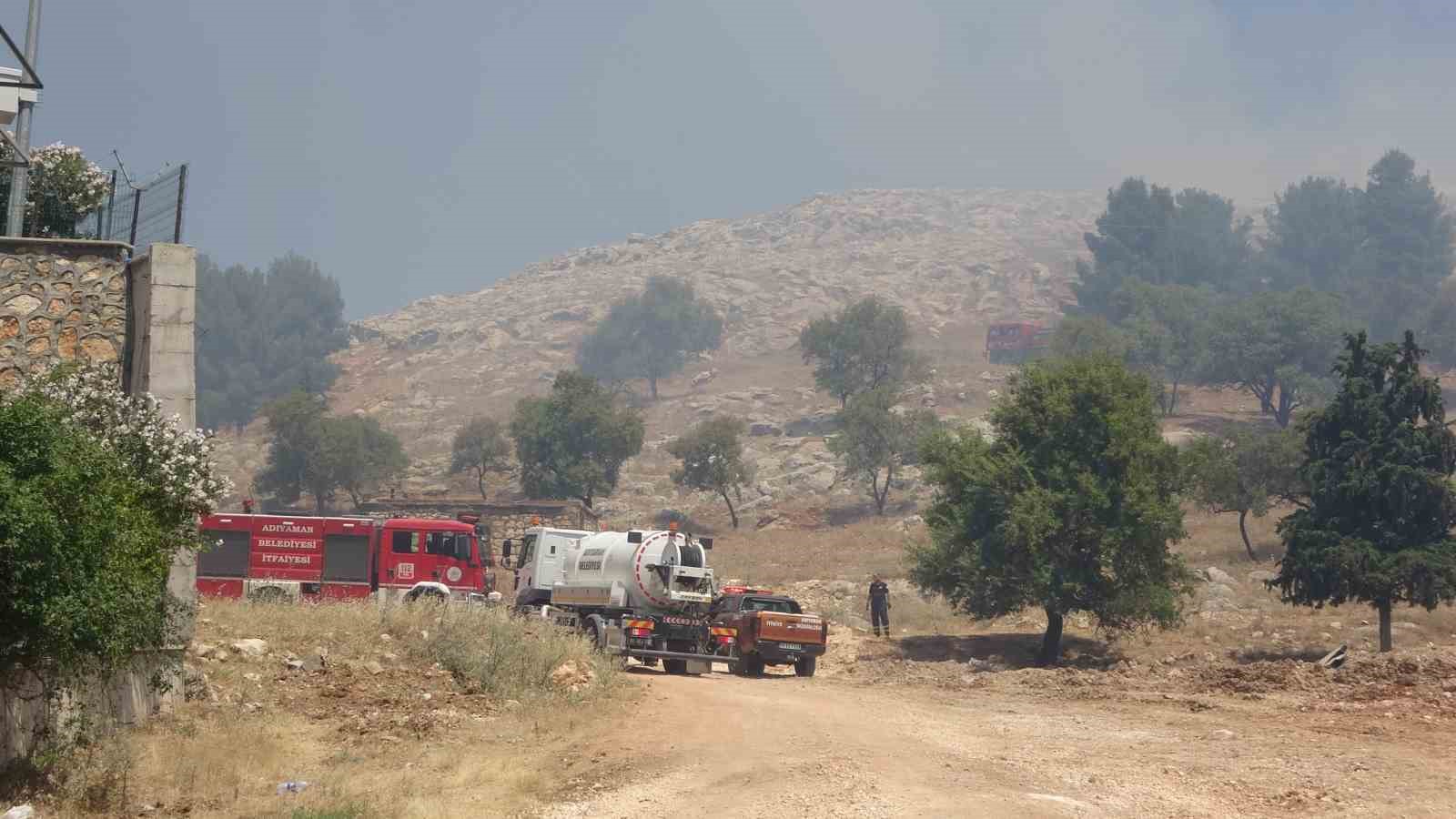 Adıyaman’da örtü yangınında meyve ağaçları zarar gördü
