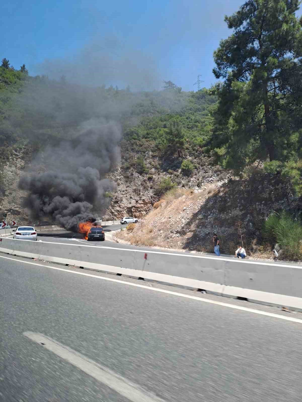 Sakarda araç yangını: otomobil kullanılamaz hale geldi
