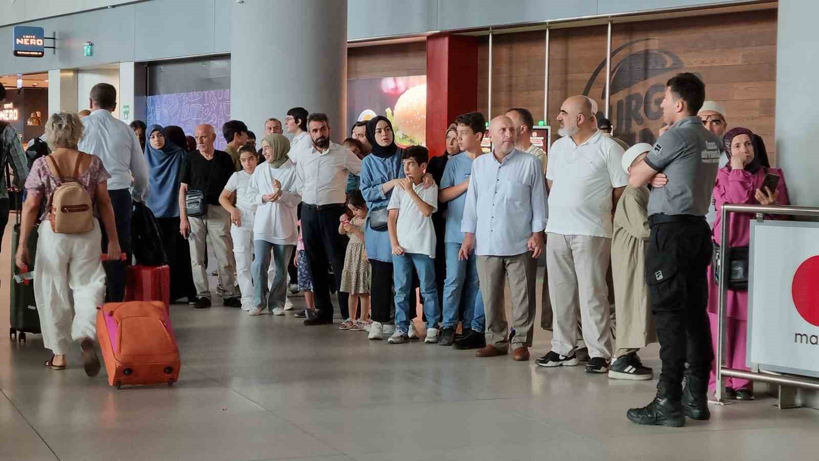 Hac ibadetini tamamlayan hacılar kutsal topraklardan yurda dönüş yaptı
