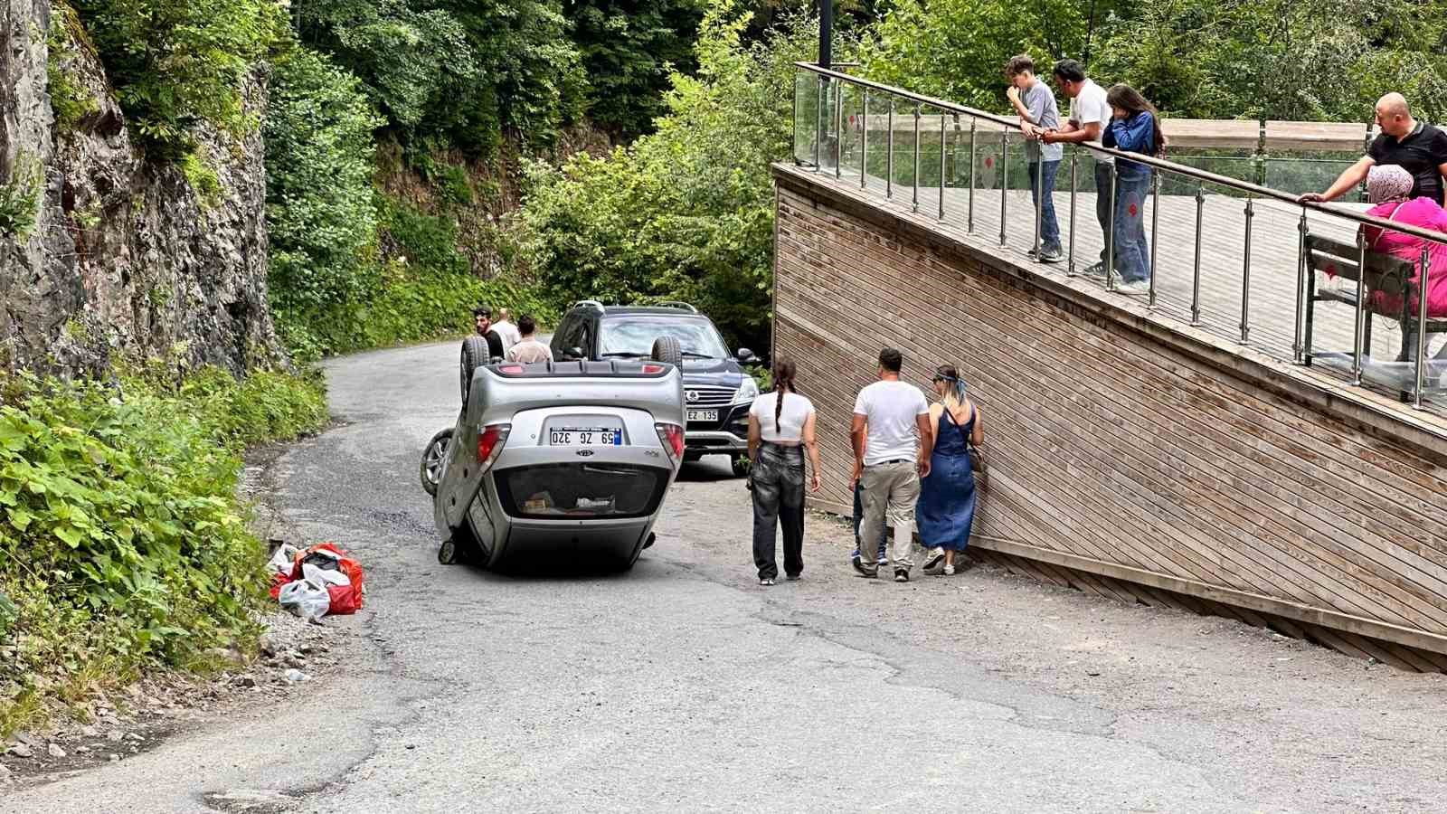 Uzungöl’de faciadan dönüldü: Freni tutmayan otomobil takla attı
