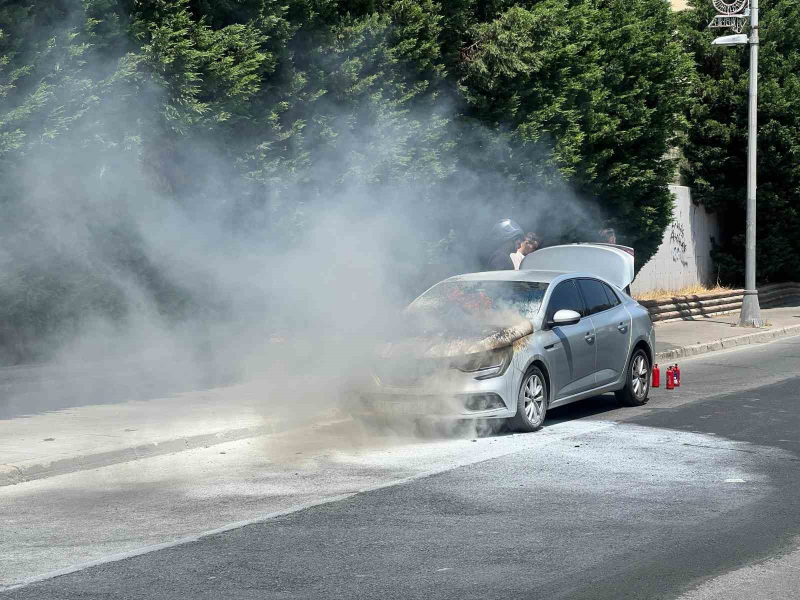 Büyükçekmece’de seyir halinde alev alan otomobil kullanılamaz hale geldi
