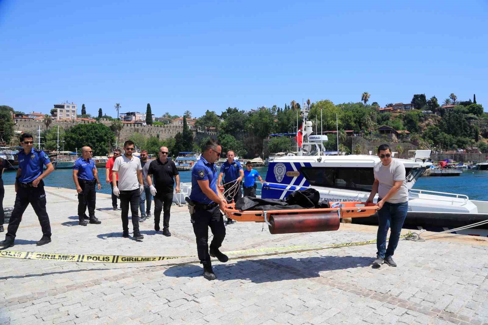 Antalya’da kayalıklarda kimliği belirsiz ceset bulundu
