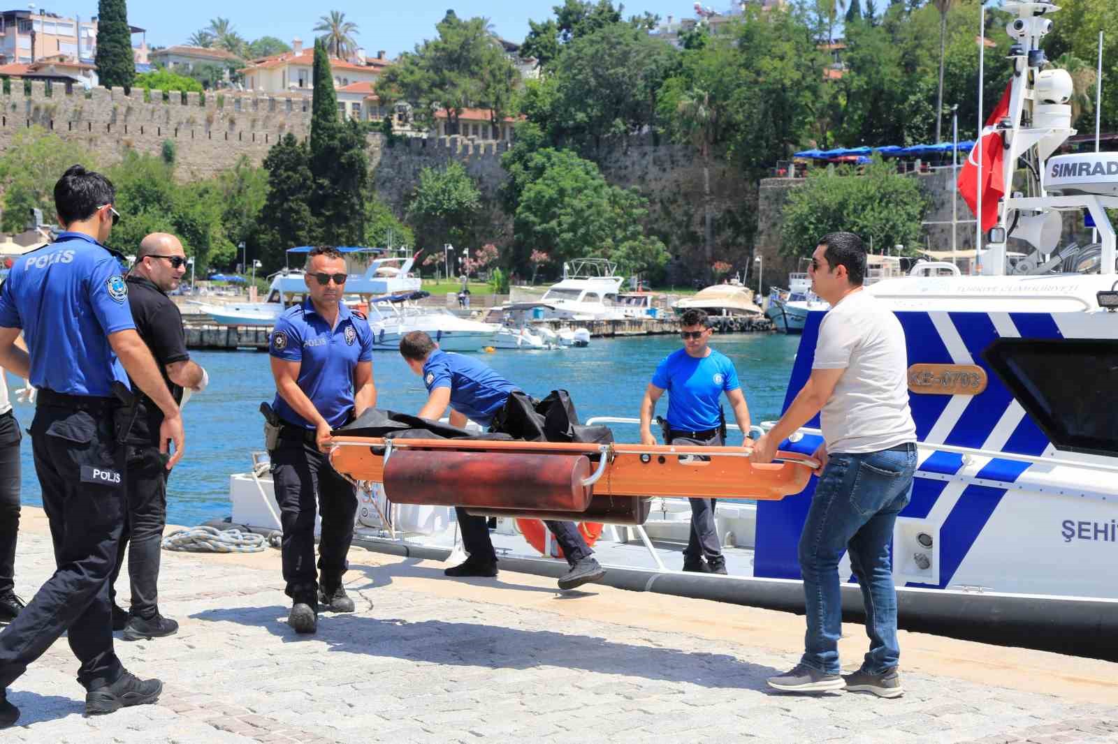 Antalya’da kayalıklarda kimliği belirsiz ceset bulundu
