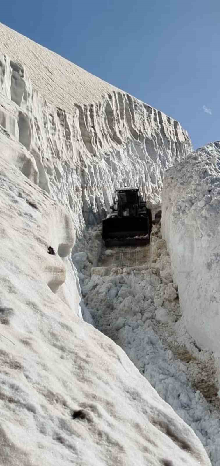 Yüksekova’da haziran ayında 8 metrelik kar tünelleri
