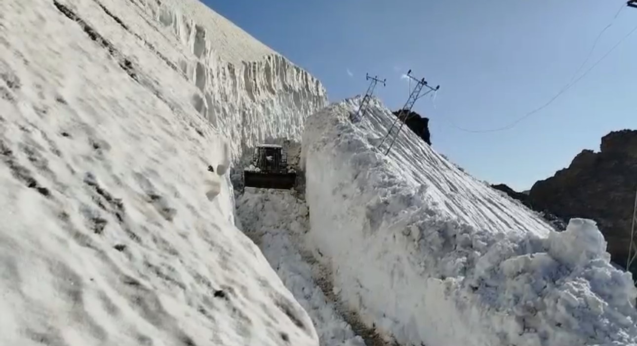 Yüksekova’da haziran ayında 8 metrelik kar tünelleri
