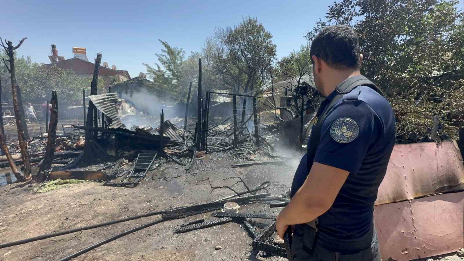 Elazığ’da ahır ve kümes yangını: 15 keçi, 29 tavuk telef oldu
