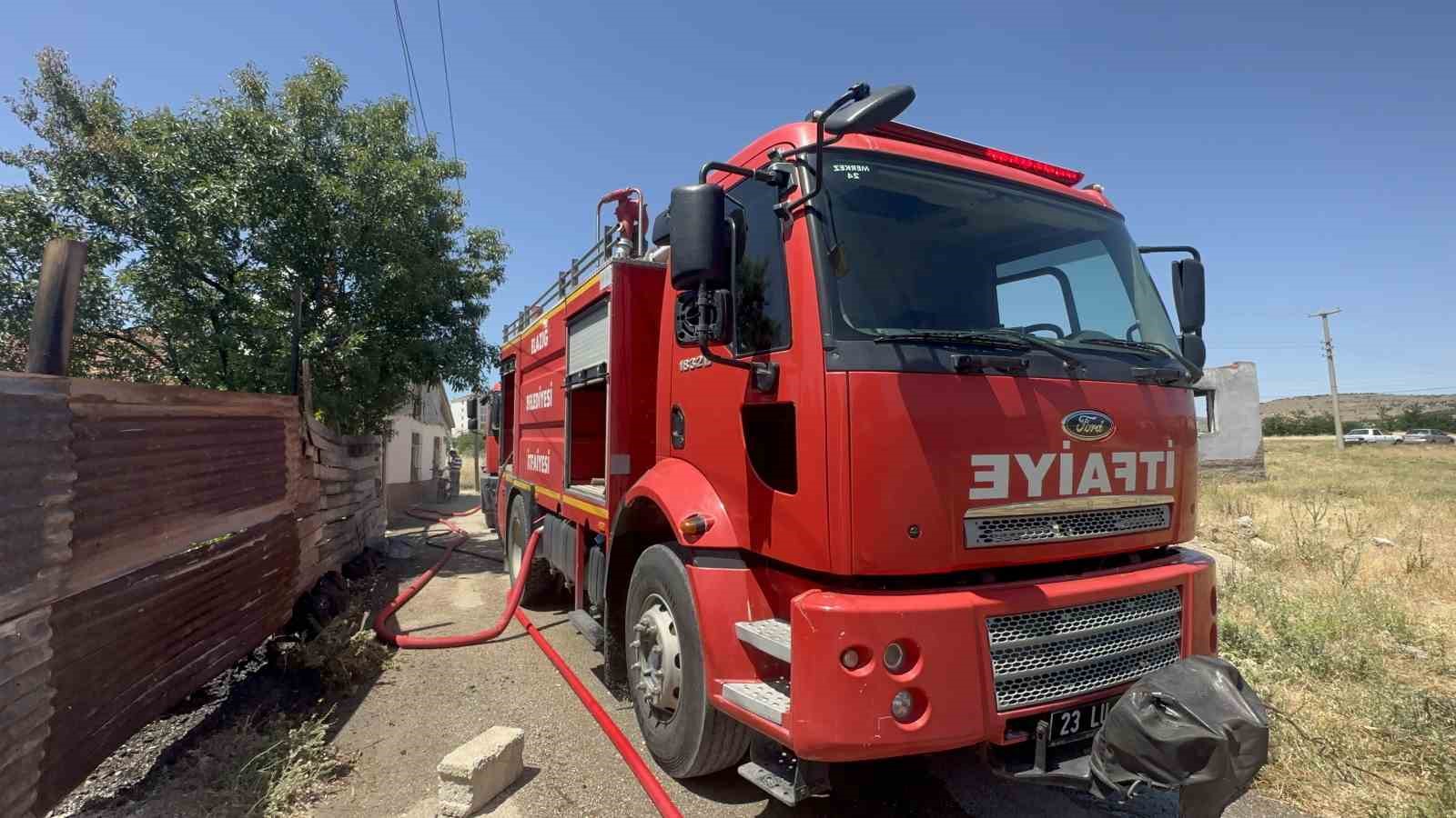 Elazığ’da ahır ve kümes yangını: 15 keçi, 29 tavuk telef oldu
