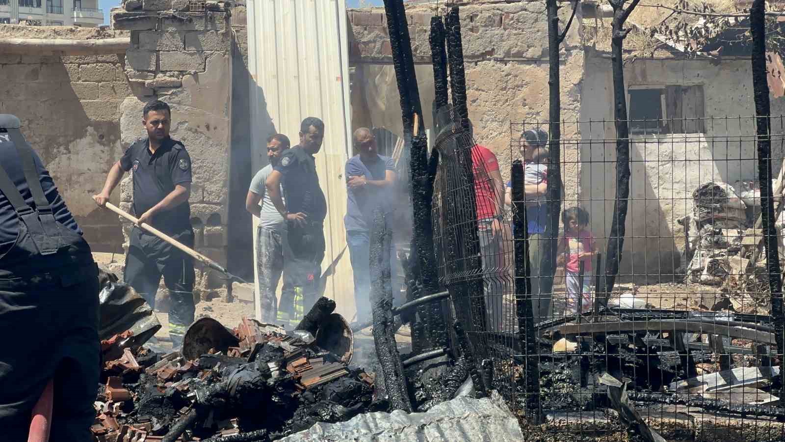 Elazığ’da ahır ve kümes yangını: 15 keçi, 29 tavuk telef oldu
