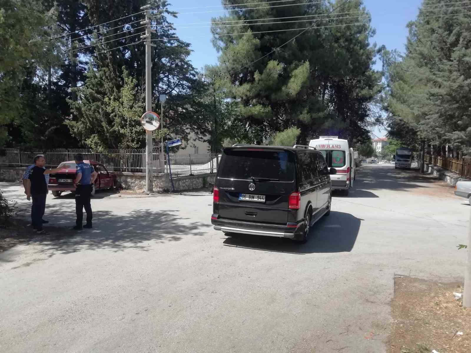 Burdur’da kavşağa kontrolsüz giren otomobil ile minibüs çarpıştı, 1 yaralı
