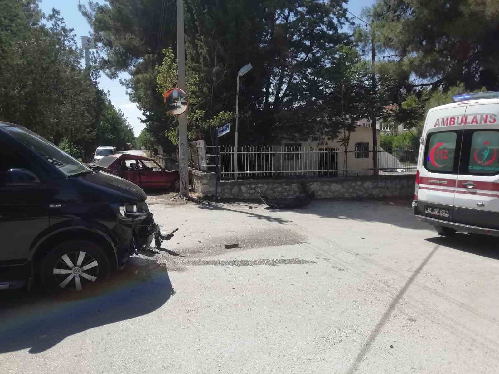 Burdur’da kavşağa kontrolsüz giren otomobil ile minibüs çarpıştı, 1 yaralı
