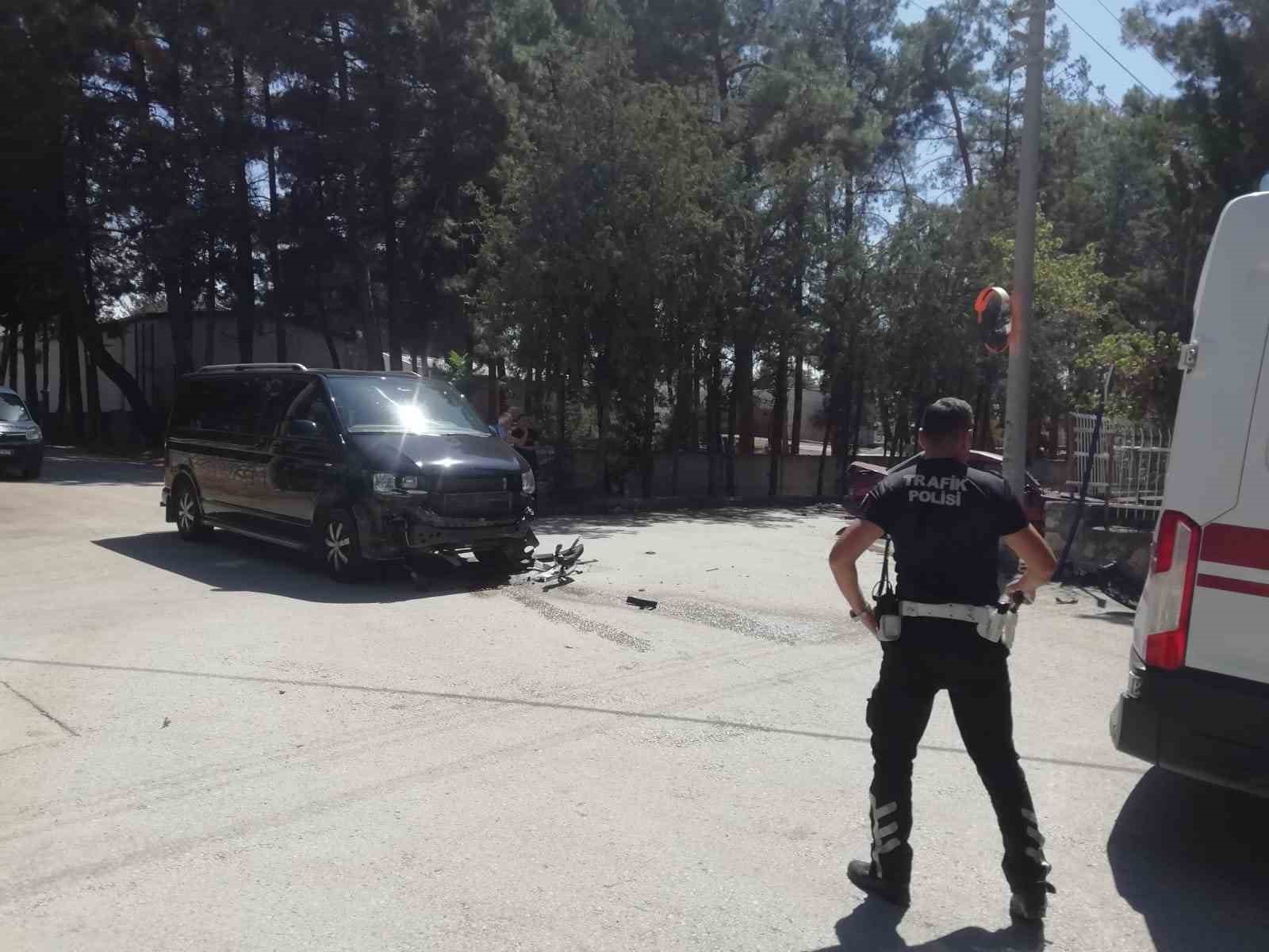 Burdur’da kavşağa kontrolsüz giren otomobil ile minibüs çarpıştı, 1 yaralı
