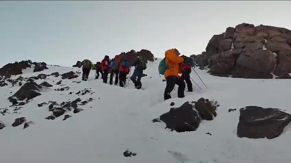 Ağrı Dağı’nda dağcılar kar ve fırtınaya rağmen zirveye ulaştı
