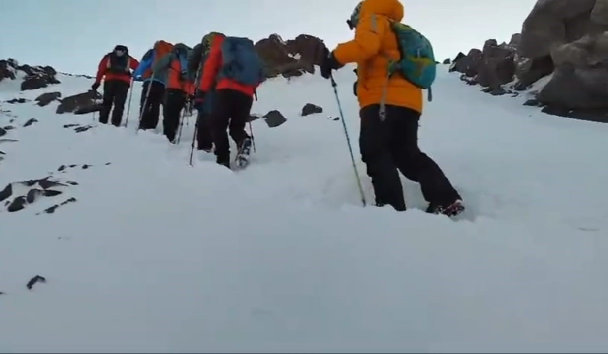 Ağrı Dağı’nda dağcılar kar ve fırtınaya rağmen zirveye ulaştı
