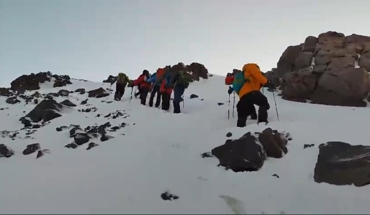 Ağrı Dağı’nda dağcılar kar ve fırtınaya rağmen zirveye ulaştı
