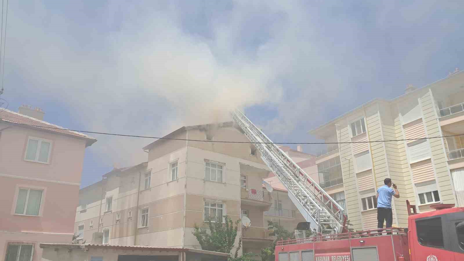 Karaman’da çatı yangını: 1 kişi dumandan etkilendi
