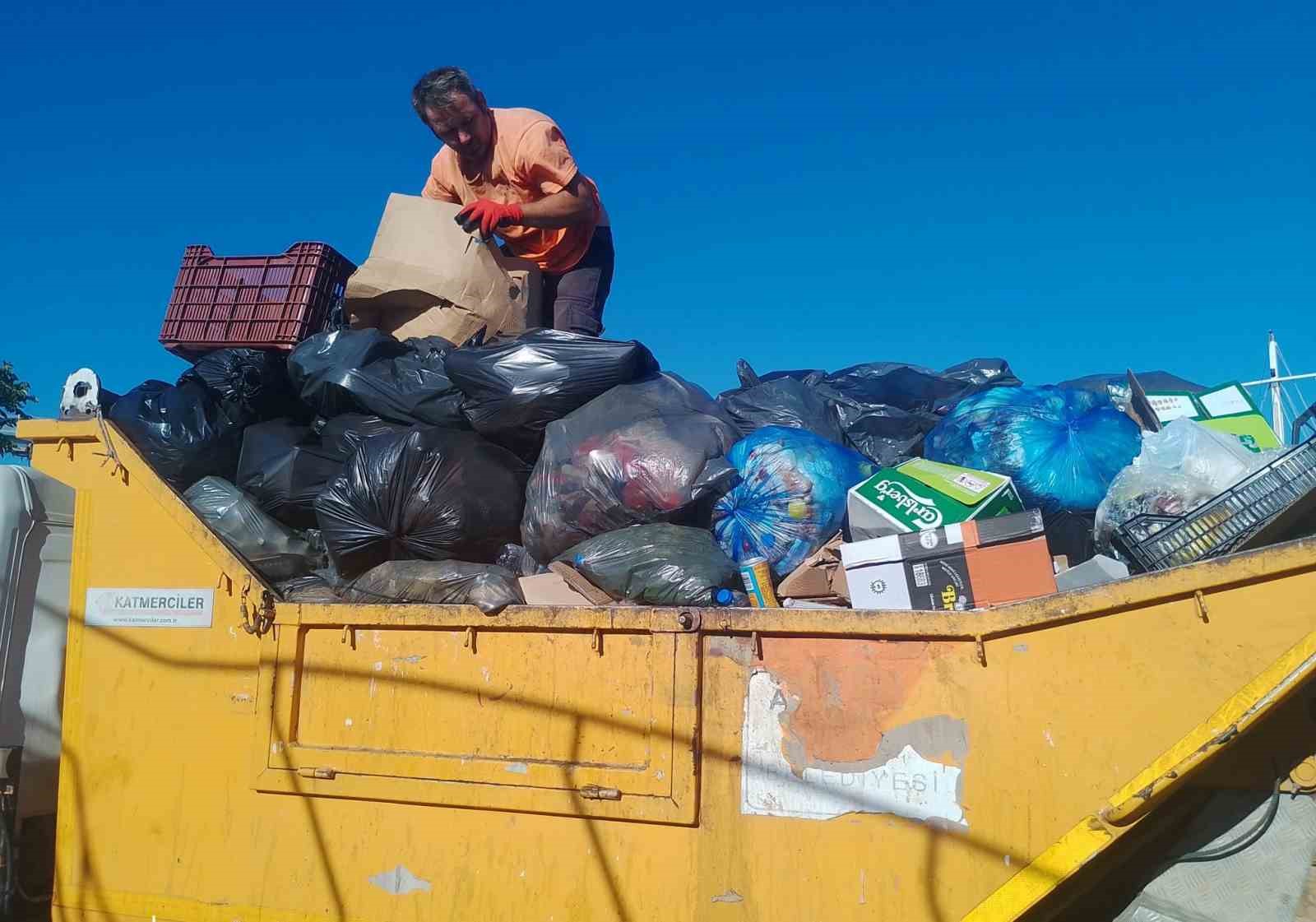 Ayvalık’ta belediye ekipleri 4 günde 3 660 ton çöp topladı
