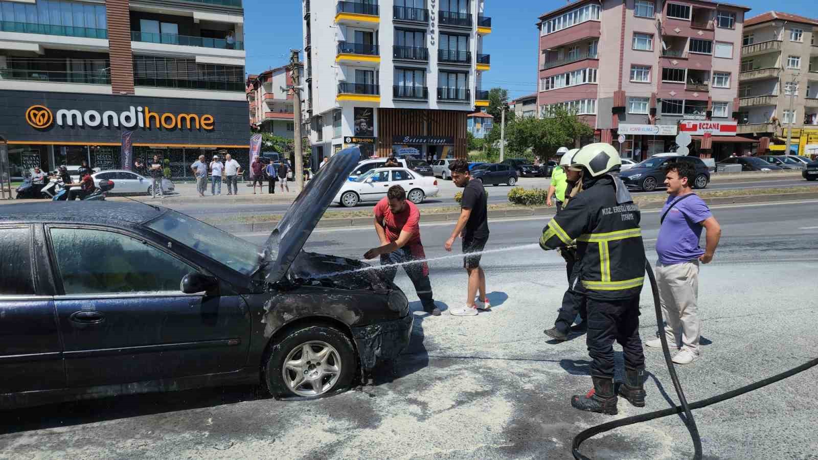 Otomobilde çıkan yangın paniğe yol açtı
