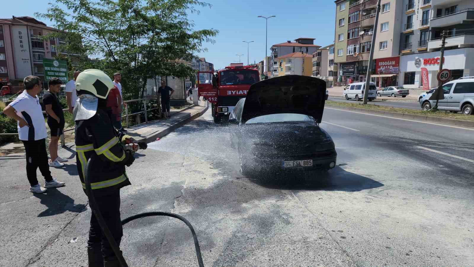 Otomobilde çıkan yangın paniğe yol açtı
