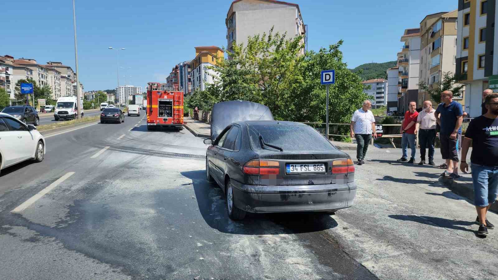 Otomobilde çıkan yangın paniğe yol açtı
