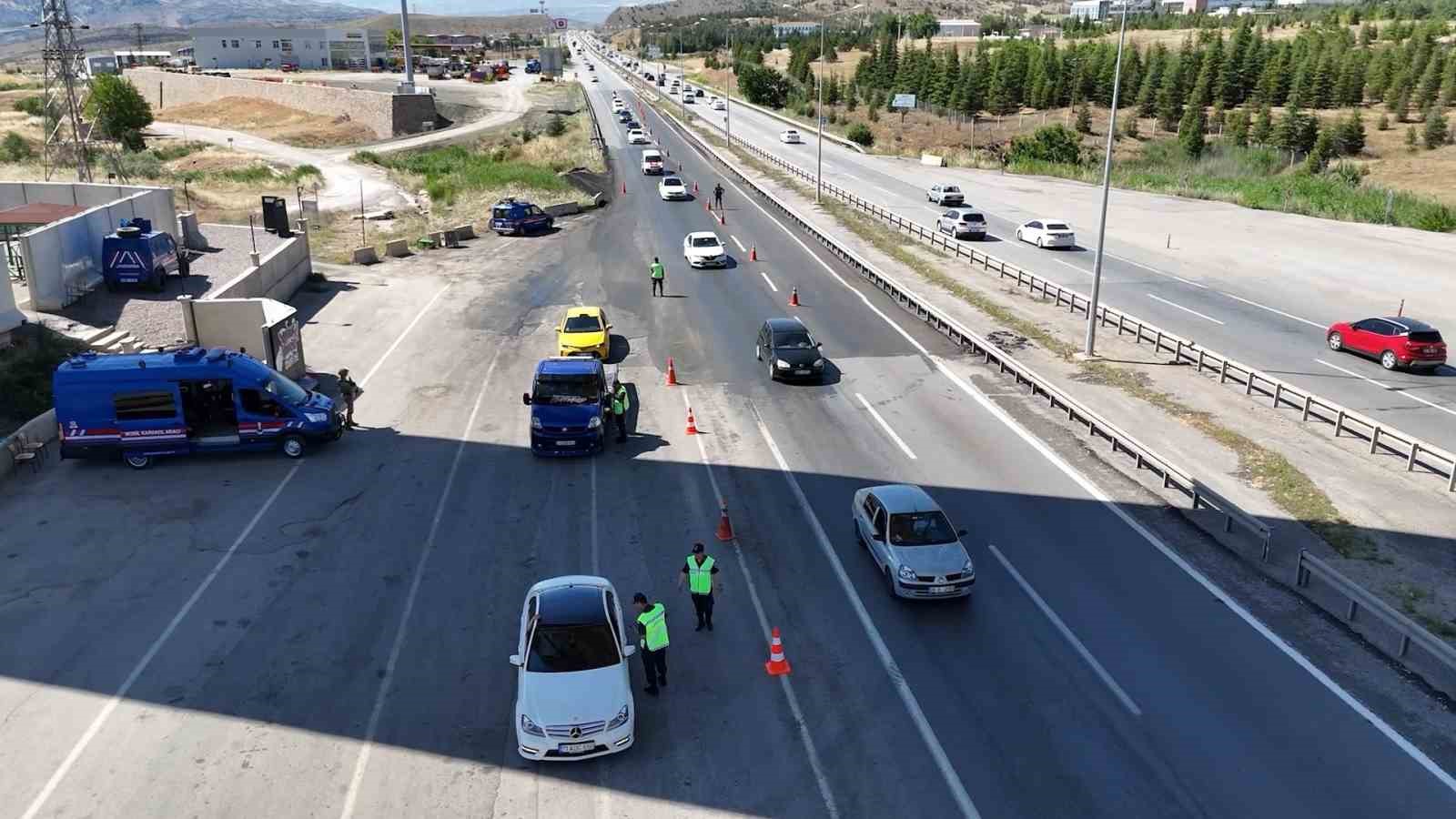 43 ilin geçiş güzergahında trafik akıcı, denetimler sıkı
