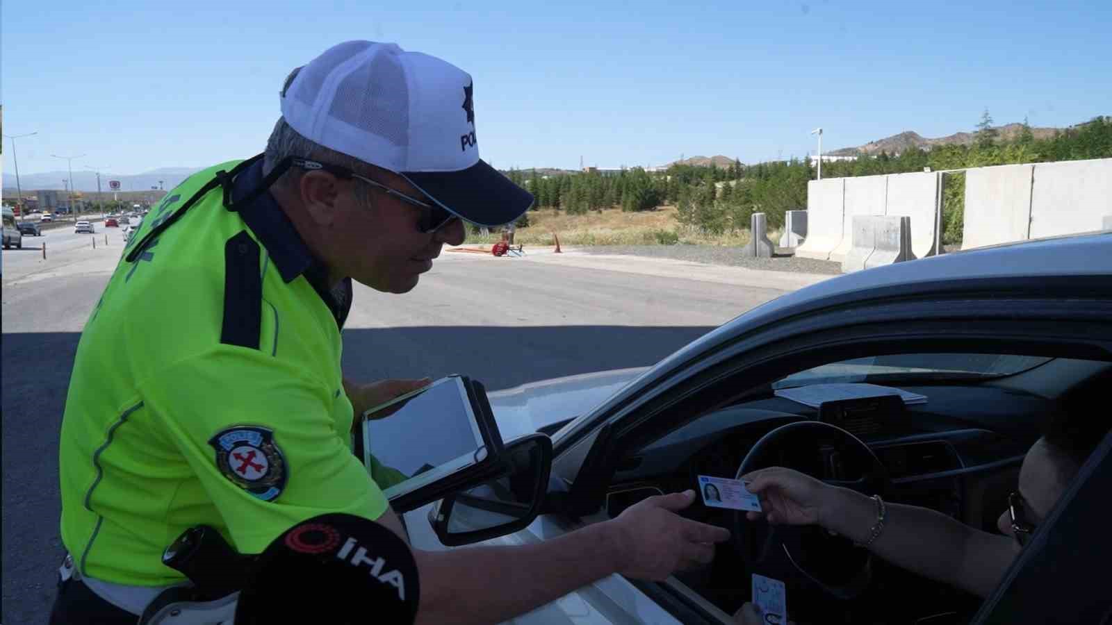 43 ilin geçiş güzergahında trafik akıcı, denetimler sıkı
